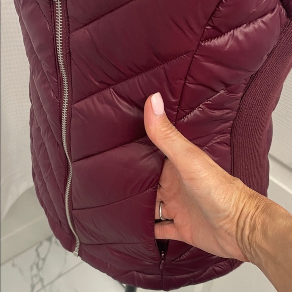 Burgundy Quilted Puffer Vest Zip Front Side Pockets Sz M - Picture 3 of 14